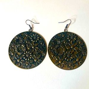 Flower disc earrings